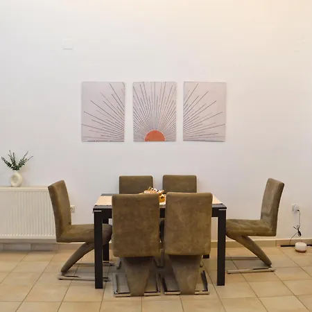 Sunshine House דירה